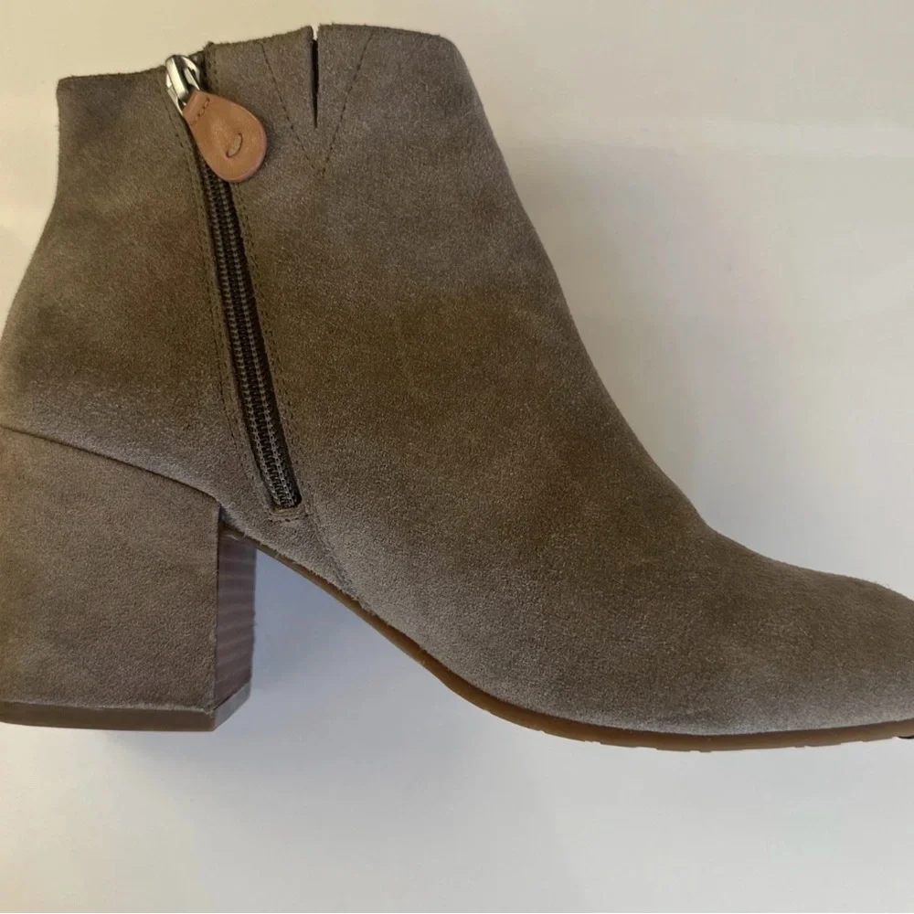 Gentle Souls Blaise Beige Tan Suede Ankle Boots Bootie Block Heel Size 9 EUC